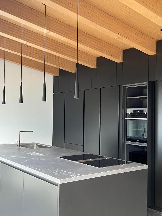 לצנו Luxury Lakefront Penthouse מראה חיצוני תמונה